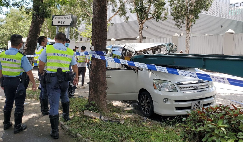警员在车祸现场调查。
