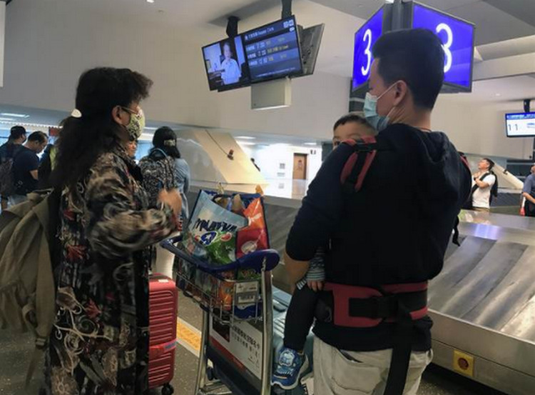 各個旅客戴上口罩。