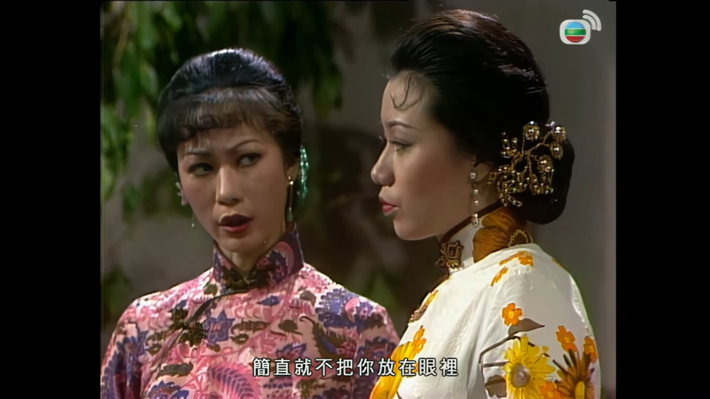 1968年，黃文慧（左）獲資深電視人周梁淑怡邀請加入電視圈，成為無綫電視旗下藝人。早期走性感路線的黃文慧，後來轉型演盡反派、邪牌配角，逐漸成為一名甘草演員，她曾參演的TVB劇包括《家變》、《強人》、《絕代雙驕》及《京華春夢》等。（《京華春夢》截圖）
