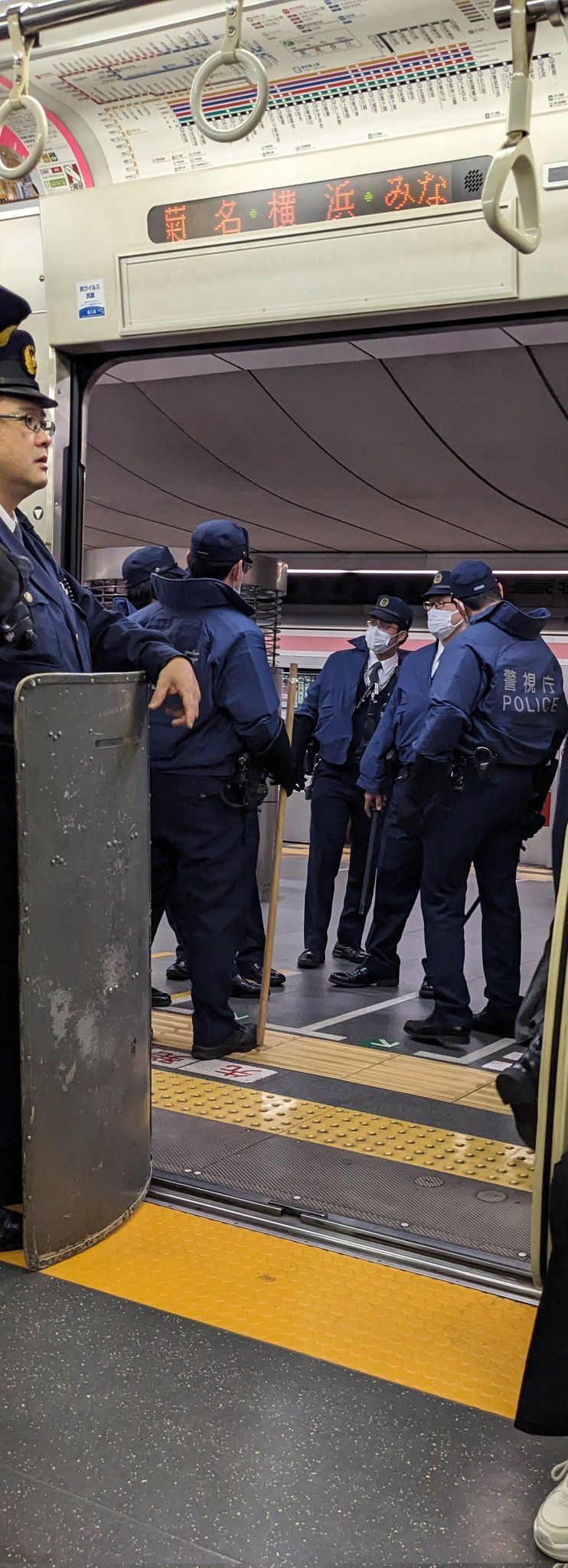 東京澀谷車站疑有人持鎅刀揮舞，警方到場卻未發現可疑人士。 X 平台