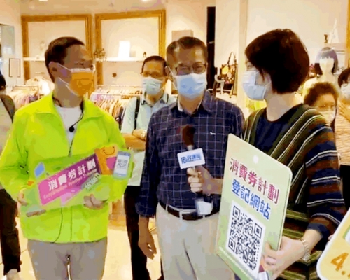 財政司司長陳茂波(中)與民建聯落區宣傳。民建聯fb圖片