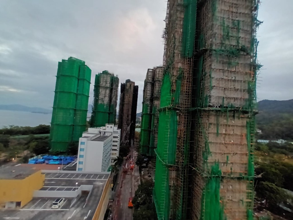 唯一未被大火波及的宏志閣(左一)。曾志恆攝 唯一未被大火波及的宏志閣(左一)。曾志恆攝