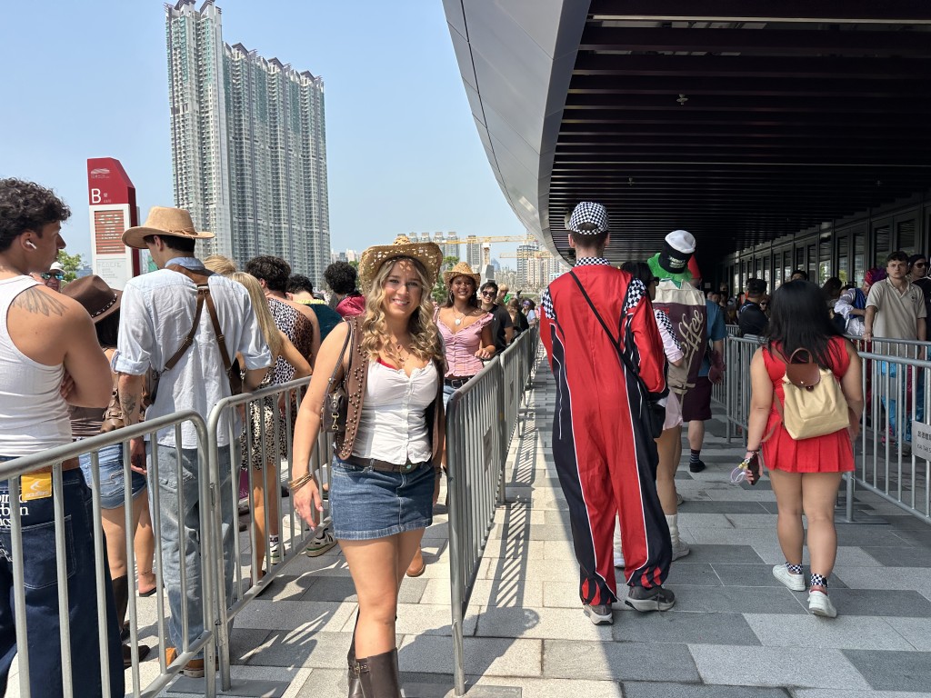 球迷精心打扮入場。啟德體育園圖片 球迷精心打扮入場。啟德體育園圖片