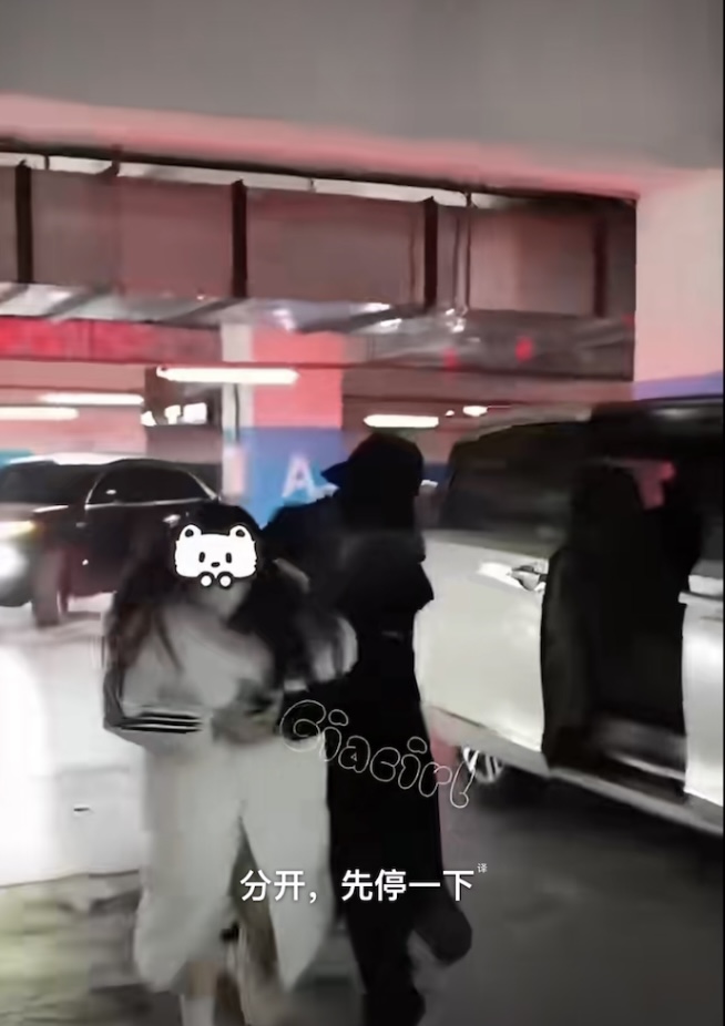 靈超一手搶手機,另一隻手搭膊頭。 靈超一手搶手機,另一隻手搭膊頭。