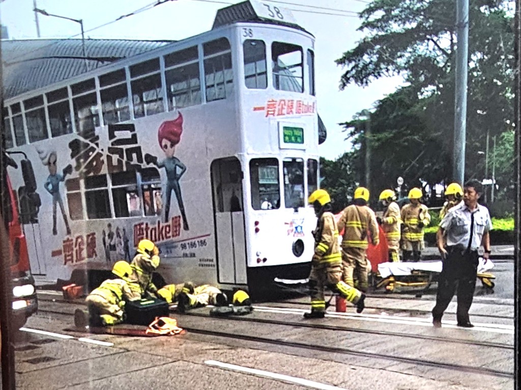 消防救援被困電車底部傷者情形。受訪者提供