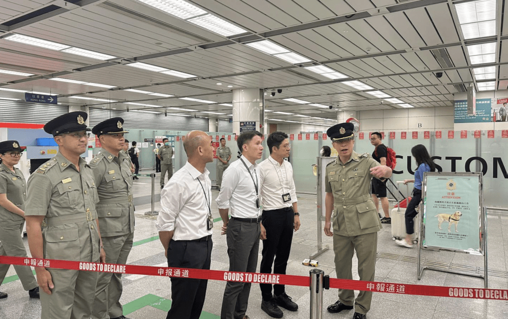 海關副關長(管制及執法) 胡偉軍與海關助理關長(邊境及港口)朱沛傑於昨日（1日）早上到深圳灣口岸及高鐵西九龍管制站了解口岸運作情況，並為當值前線海關同事打氣。海關fb