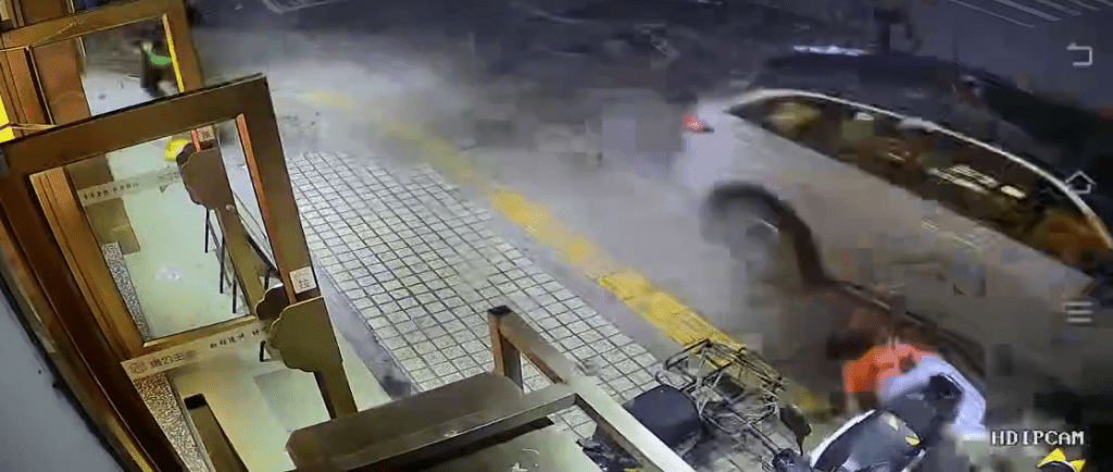 CCTV顯示，一輛汽車剷上行人路，橙衫的店員被當場擦撞倒地。