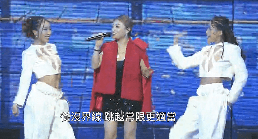 《中年好声音》亚军李佳参与开场表演。