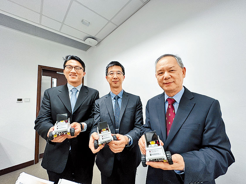 連庭傑(中)稱,課程單元內容並非「硬指標」,學校及教師可視乎情況調整教學內容。