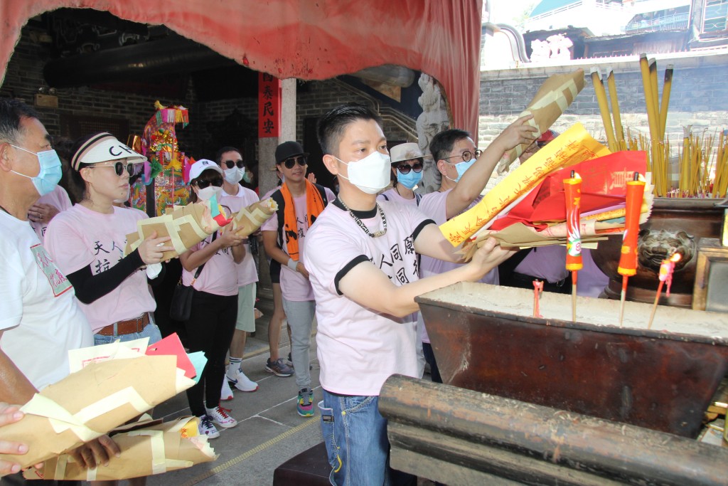 李博士入庙后即上香跪拜，非常诚心。