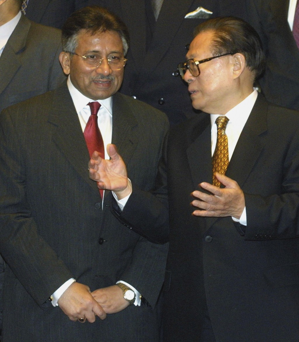 2001年，穆沙拉夫（左）與時任國家主席江澤民在人民大會堂在簽署合作協議的儀式上交談。 資料圖片