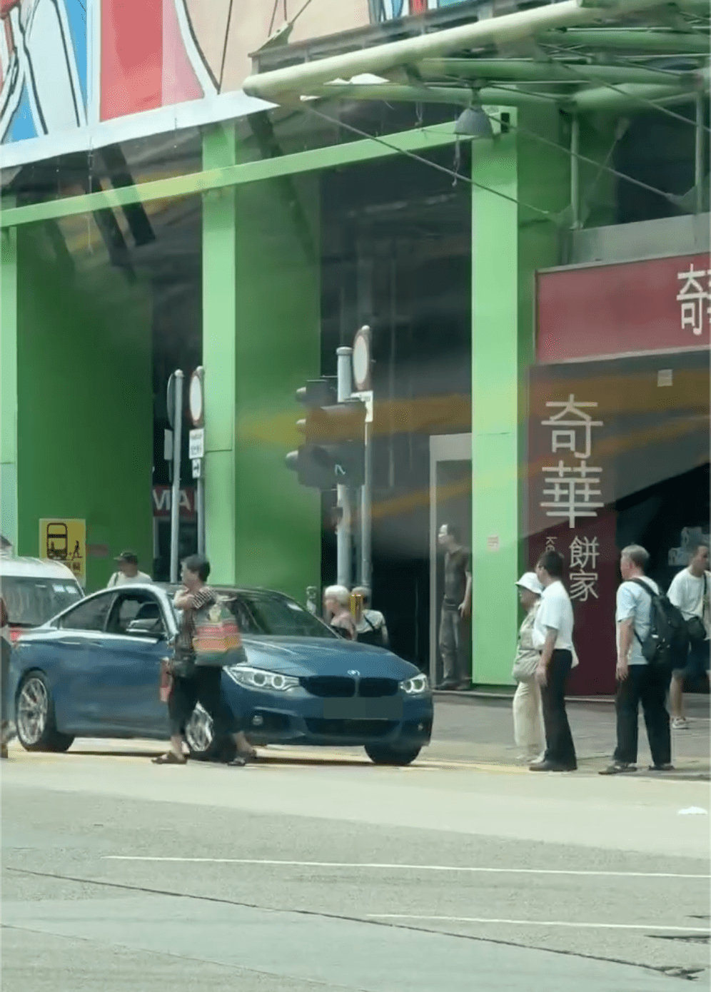 寶馬私家車衝紅燈,在人群之間穿過。Facebook 車cam L(香港群組)影片截圖 寶馬私家車衝紅燈,在人群之間穿過。Facebook 車cam L(香港群組)影片截圖
