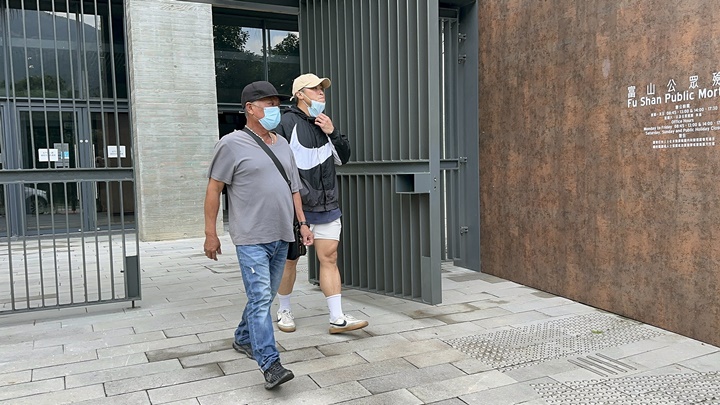 死者(左)父親到殮房認屍。梁國峰攝