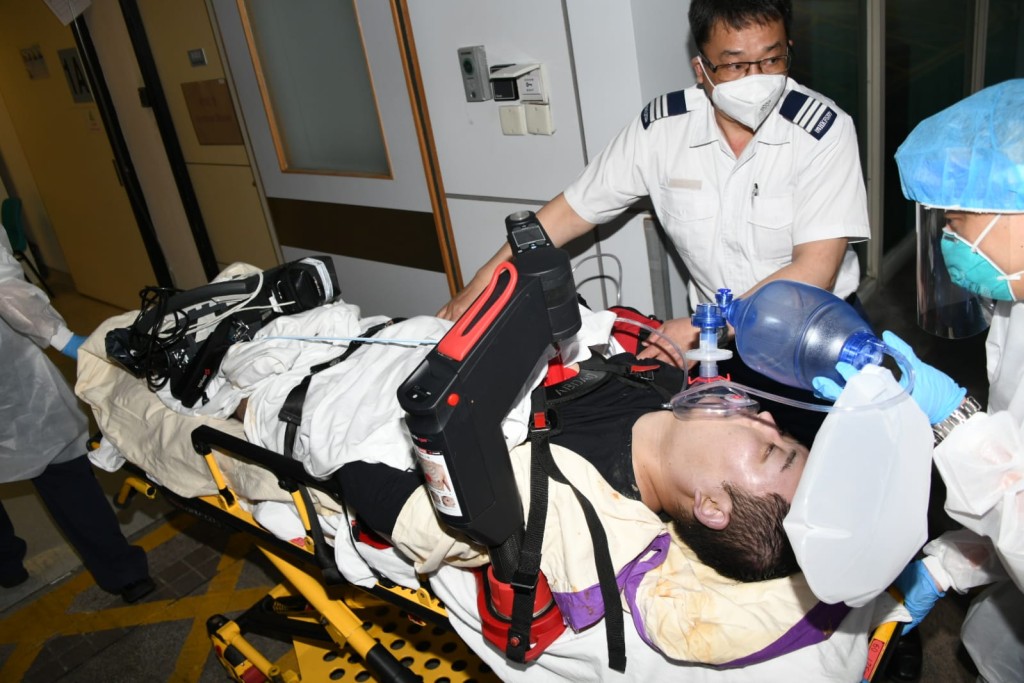 男子獲救後昏迷不醒，須用自動心外壓機，送往東區醫院搶救。