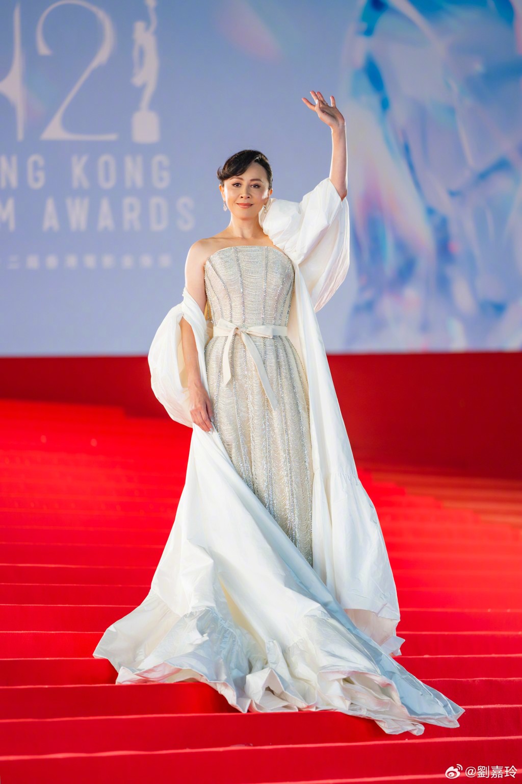 刘嘉玲早前在金像奖以两个造型现身，红地毡造型好高贵。