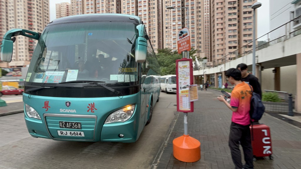  九龍灣福淘街直通旅遊巴候車處。林思明攝