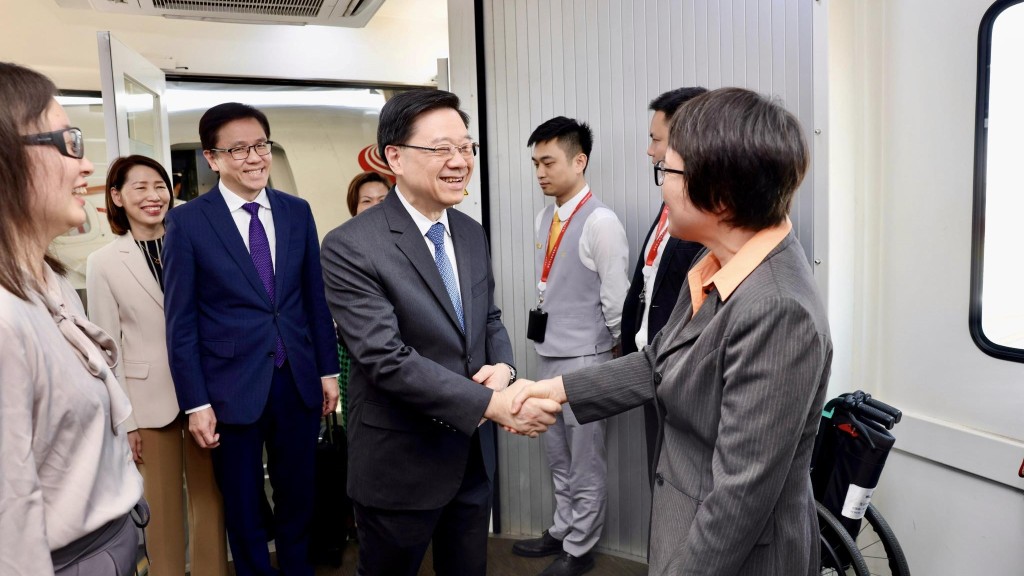 行政長官李家超今日(25日)抵達海南海口。李家超FB圖片