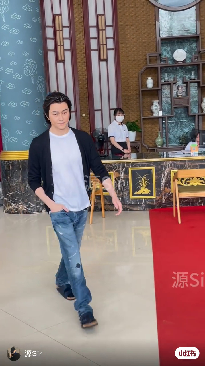 昨日（27日）有网民在小红书分享其最新造型，见到张智霖身穿白Tee牛仔裤。