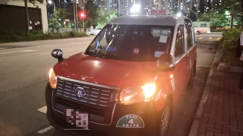 警員拘捕兩名違例的士司機。警方提供圖片