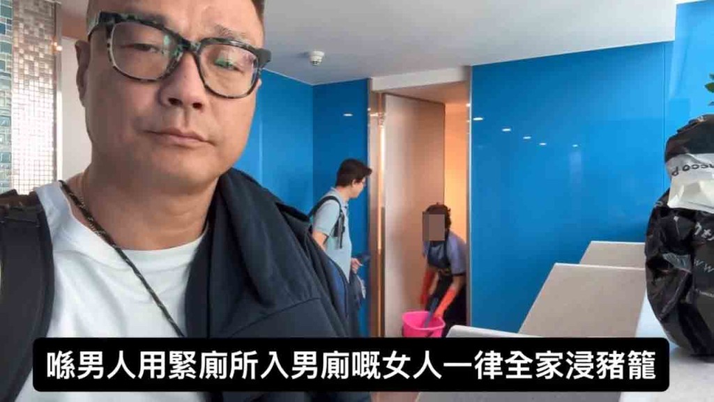 一名女清潔工手持水桶及清潔用具走出廁格。 一名女清潔工手持水桶及清潔用具走出廁格。