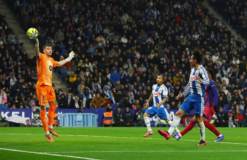 加西亚托走米拿的近门头槌。路透社