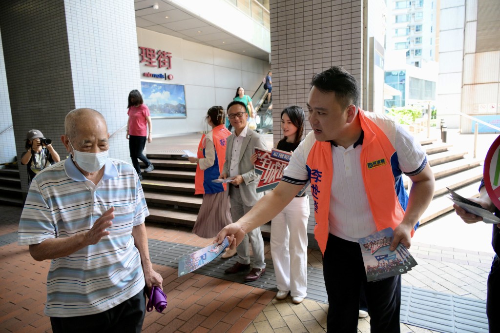 李世榮向市民派發宣傳單張。蘇正謙攝