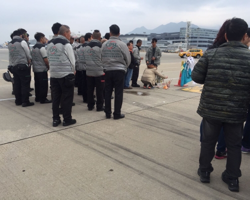 死者數十名親友及工友到場路祭。
