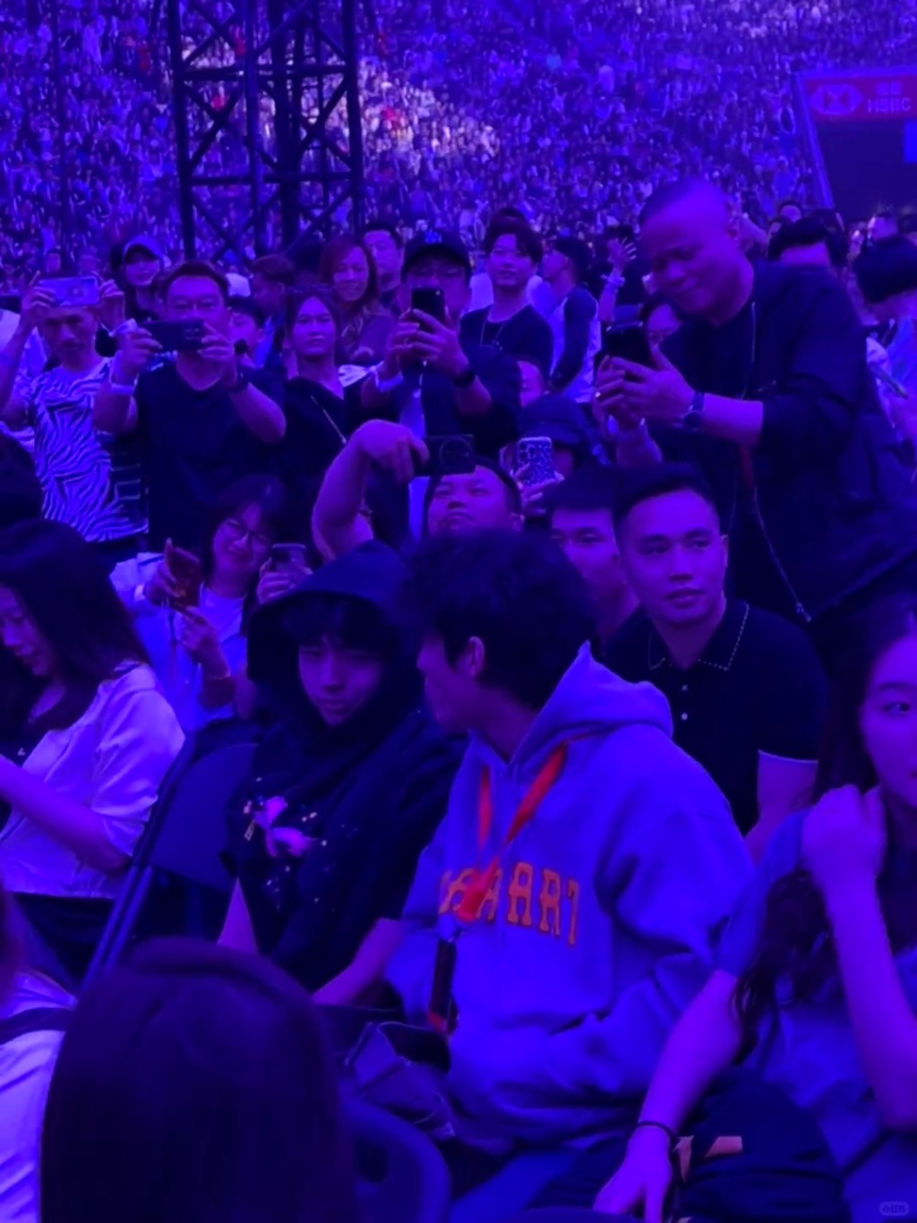 Lucas旁邊有位年輕女子。 Lucas旁邊有位年輕女子。