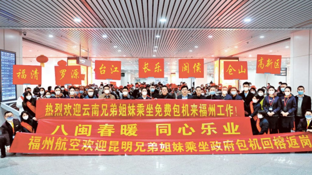 返崗務工人員在廣西桂林北站集中。