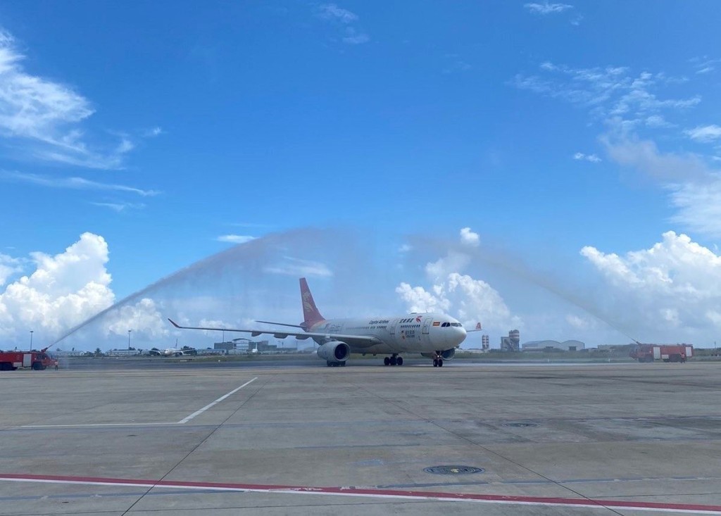 机场射水欢迎中国客机。