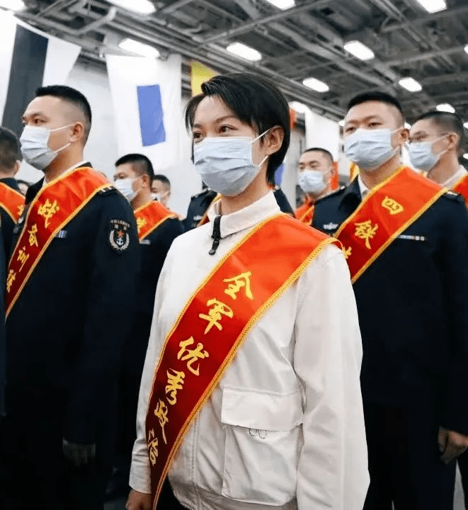 2022年10月，朱悅萌被表彰為「全軍優秀政治教員」。