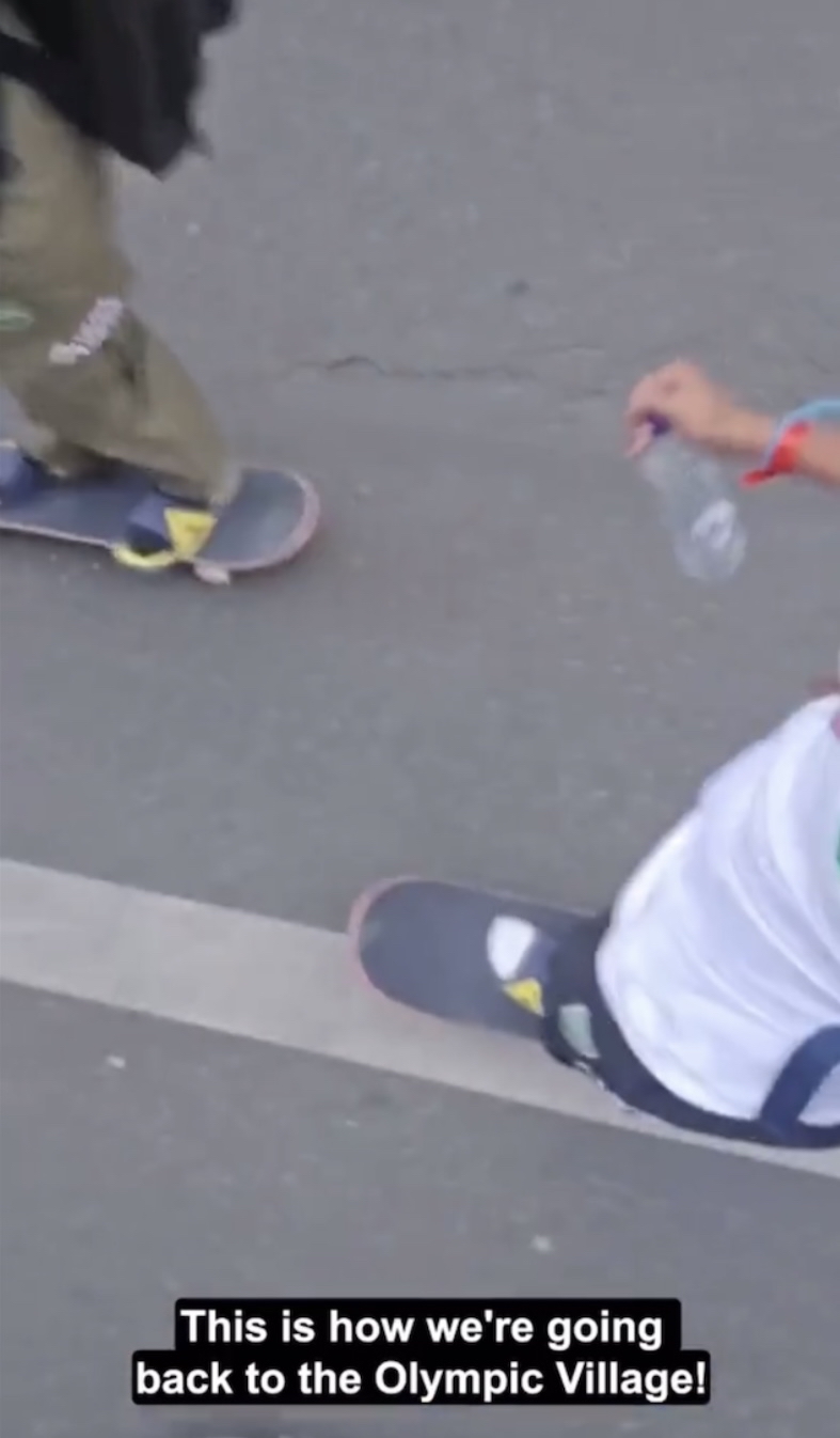 里尔（Rayssa Leal）和伙伴们踩滑板穿越巴黎街头。 Instagram