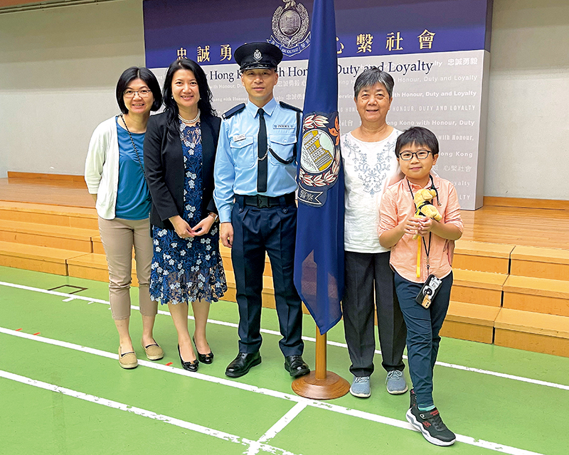 杨伟国以全班第一的优秀成绩毕业，荣获银笛奖，与家人共享喜悦。警声图片