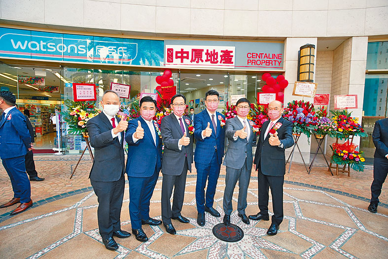 ■沙田區一帶新盤近期銷情不俗。右三為中洲楊聰永、右二為百利保范統。
