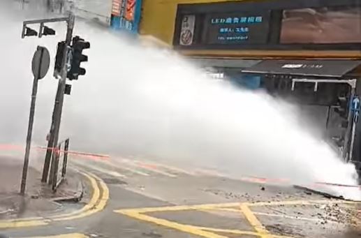 地下水管爆裂激射水柱，犹如马路喷泉。网上影片截图