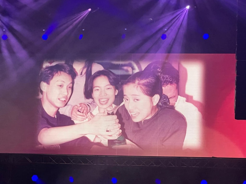 台上播放譚耀文跟師傅梅艷芳多張合照,配上歌曲《親愛的人》音樂。 台上播放譚耀文跟師傅梅艷芳多張合照,配上歌曲《親愛的人》音樂。