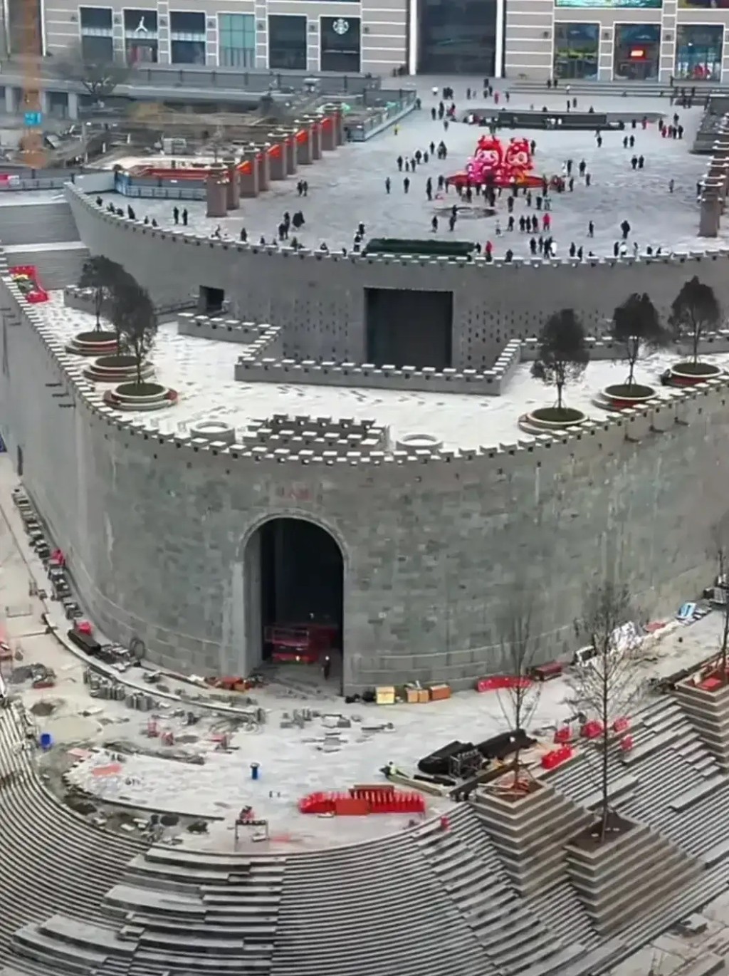 重慶地標朝天門廣場重開，被批城牆過高，令遊客不能看到江景。微博
