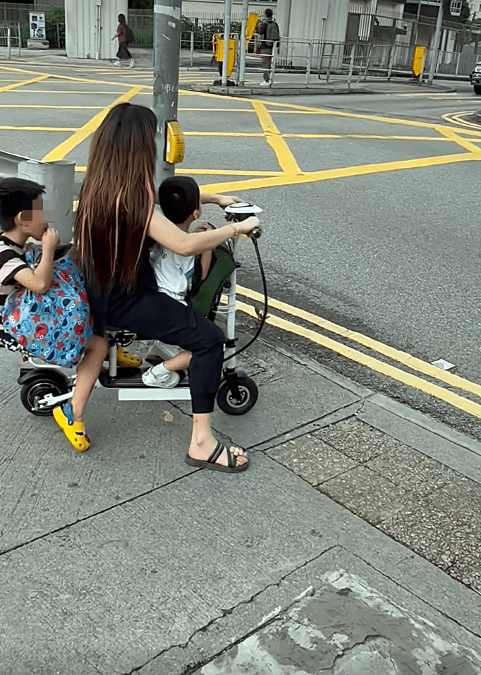 大媽駕駛電動單車載着兩名小童。fb：元朗人