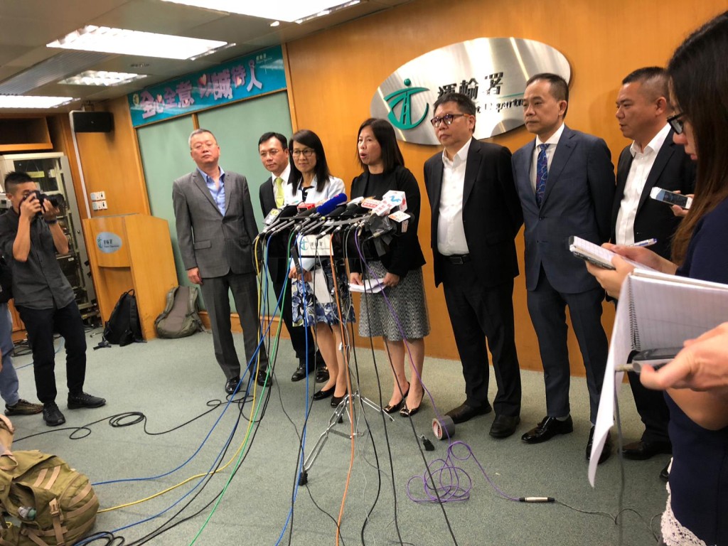 針對排長龍問題,李萃珍(左四)指當局將透過兩方面推出紓緩措施。