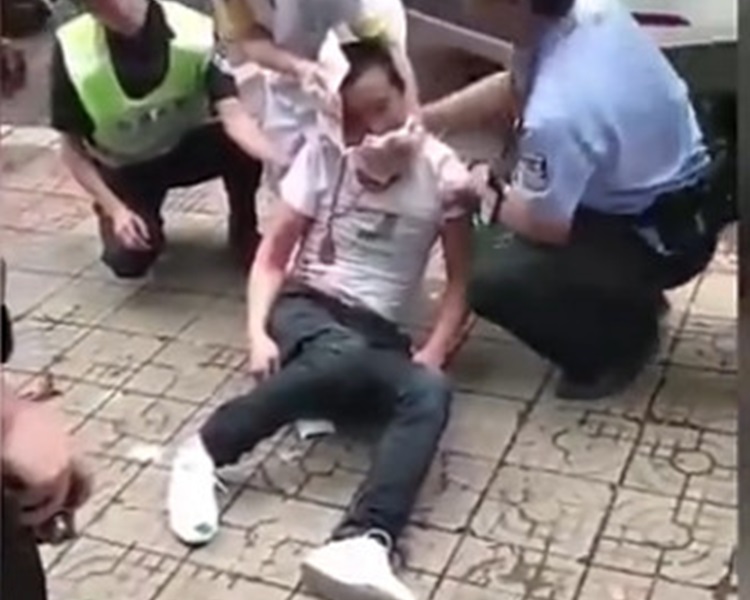 男子頭破血流民警及急救人員趕至救助。網圖