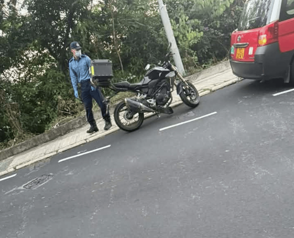 浅水湾道的士撞电单车　铁骑士倒地受伤。FB@赤柱街坊八1八（Stanley 818）  