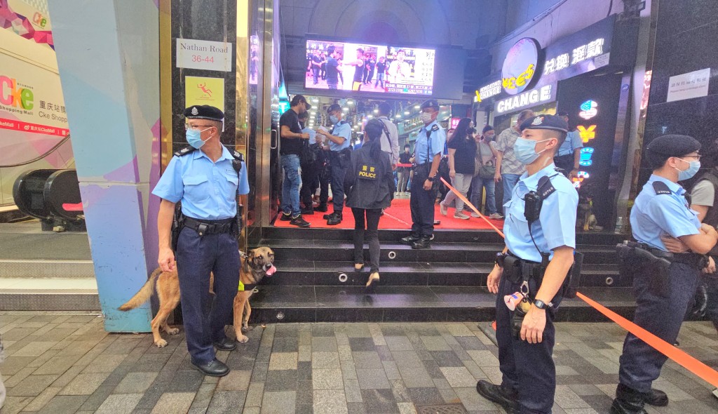 警方在重慶大廈截查出入人士。徐裕民攝