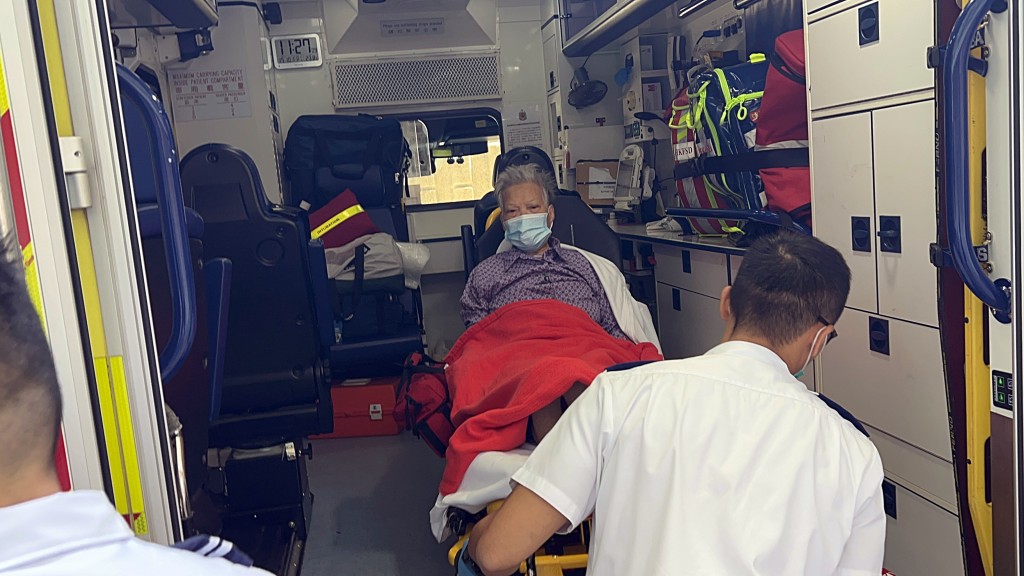 老婦被勸服後送院治理。楊偉亨攝