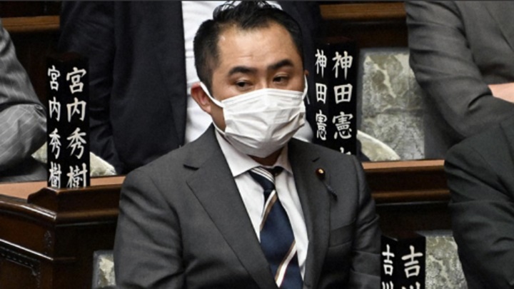 吉川赳因捲入「爸爸活」醜聞退出自民黨。網上圖片