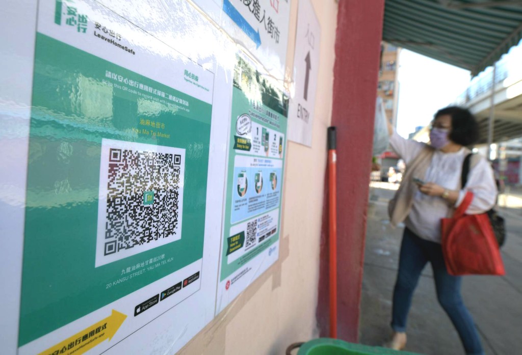 张竹君会调查的士司机有否贴「安心出行」码。资料图片