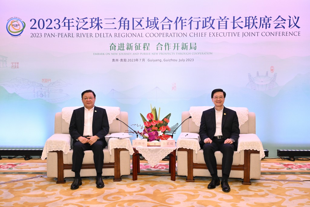 李家超（右）在贵阳与广东省省长王伟中（左）进行双边会晤。政府新闻处图片