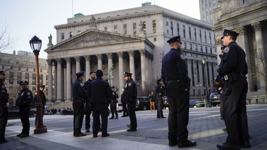 特朗普预告自己21日被捕后，纽约大量警察在法院周围戒备。AP
