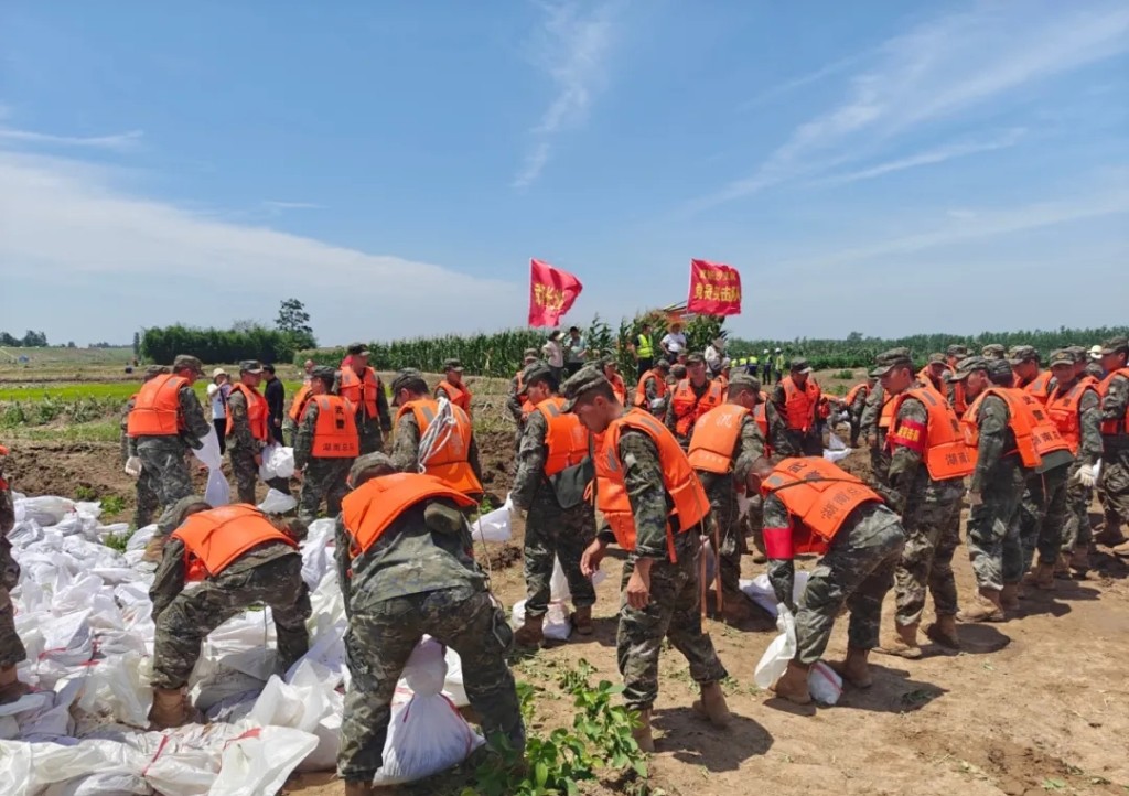 湖南岳阳「第二道防线」钱团间堤出现管涌险情，目前正紧急处置中。