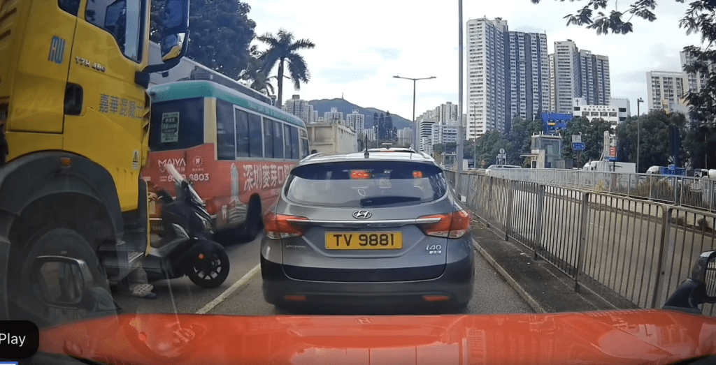 網上流傳車cam畫面拍到，一輛電單車在南運路近廣福道交界等候燈號時，「攝車罅」擋在一輛田螺車前面。