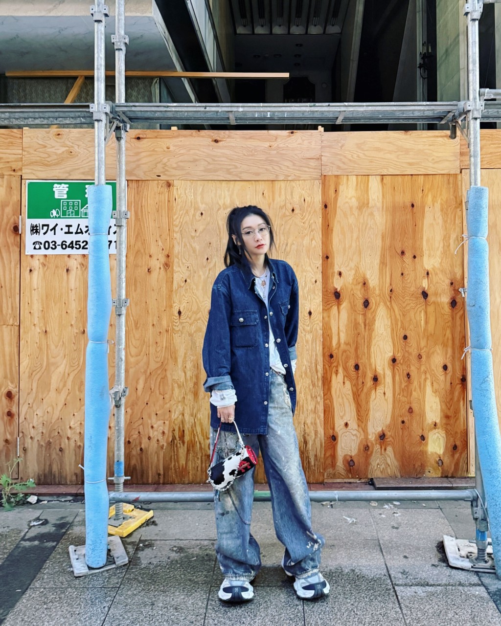 Monique不僅常外遊,更全身名牌。 Monique不僅常外遊,更全身名牌。
